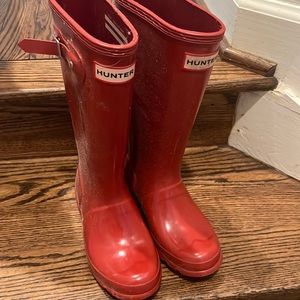 Kids size youth 1 Hunter tall rain boots.